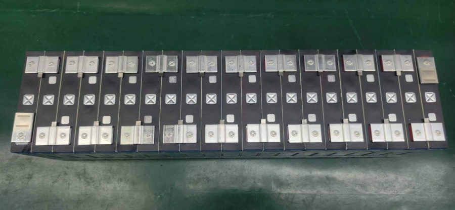 Custom AGV battery pack assembly 03